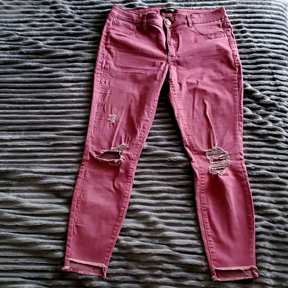 Cropped ripped red pants